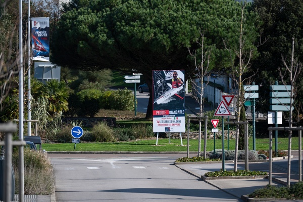 In fondo ad una strada di Les Sables d'Olonne un cartello con il nome e la foto di Giancarlo Pedote