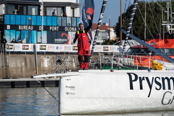 Giancarlo Pedote esce dal canale del Porto di Les Sables D'Olonne alla partenza del Vendée Globe 2020/21